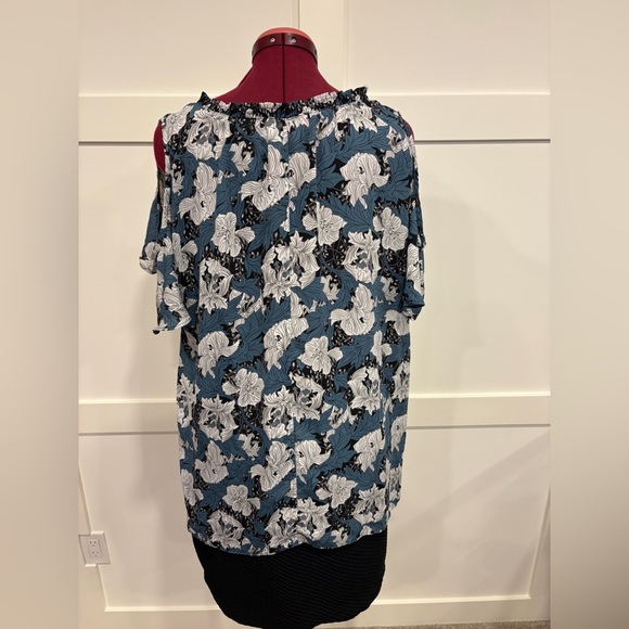 🍀4 for $25🍀 

Cold shoulder blouse - Picture 3 of 12